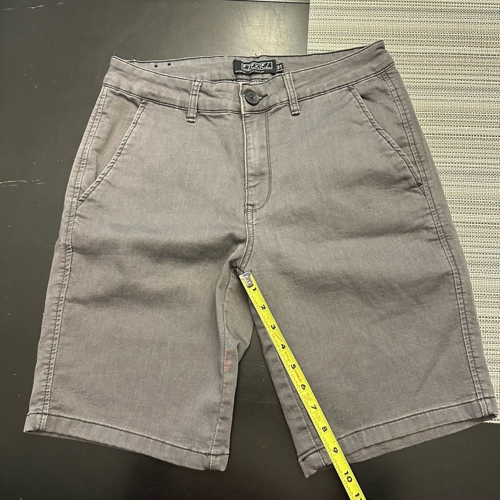 zekiel men’s shorts 31” waist, 9” inseam, stretchy material, classic fit, gray